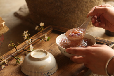 手抚着碗正打起一勺坚果藕粉，营养丰富