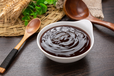 木桌面上的一小碗调味品蚝油