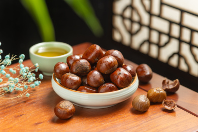 糖炒栗子与茶壶茶水特写古窗棂木桌面背景