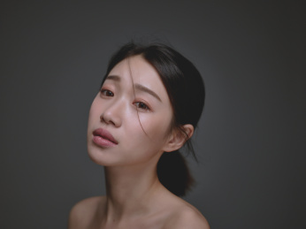 哭泣的女孩 女孩 裸肩