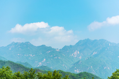 夏季晴朗天气中的山峰和树木
