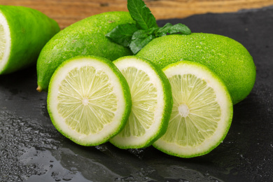 黑色石板上切开的海南无籽香水青柠檬
