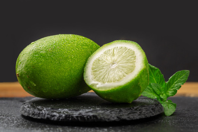 黑色石板上切开的海南无籽香水青柠檬