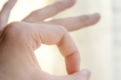 阳光穿过OK的手势