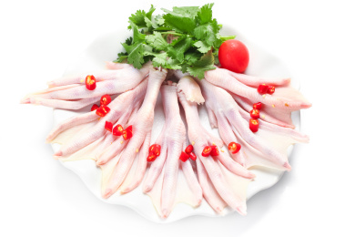 白底上的生鲜鸭脚