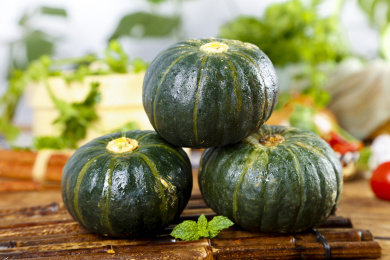 木板上放着贝贝南瓜