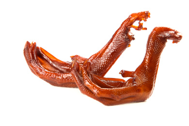 白底上放着一盘红烧鸭掌