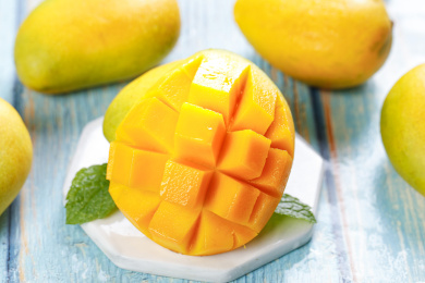 石板上放着小台农芒果肉