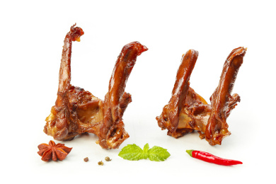 白底上摆放着麻辣鸭架