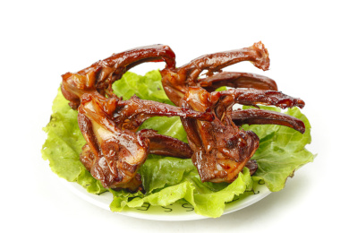 盘子里装着卤鸭架