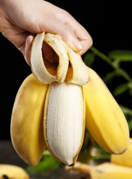 深底上放着广西苹果蕉