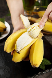 石板上的新鲜苹果蕉