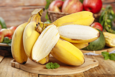 木板上的海南苹果蕉