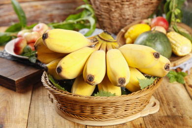 木板上放着一篮子小香蕉