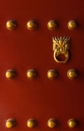 中式古代大门上的门钉与门把手