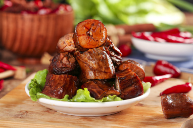 盘子里装着香辣鸭脖