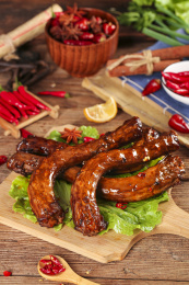 木板上的香辣鸭脖