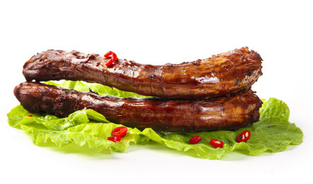 白底上放着酱香鸭脖