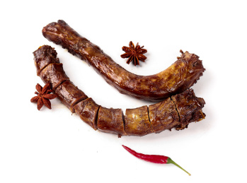 白底上放着酱香鸭脖