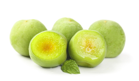 白底上的新鲜青杏