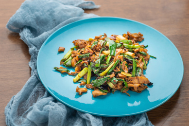 农家麻辣风味青蒜苗炒河蚌肉