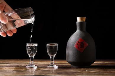 白酒倒酒喝酒