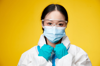 穿白色防护服佩戴护目镜口罩的防疫人员