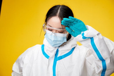 穿白色防护服佩戴护目镜口罩的防疫人员