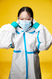 穿白色防护服佩戴护目镜口罩的防疫人员