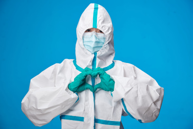 穿白色防护服佩戴护目镜口罩的防疫人员