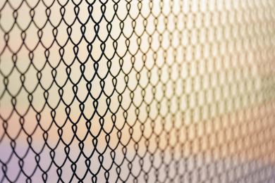 铁网和虚化的背景