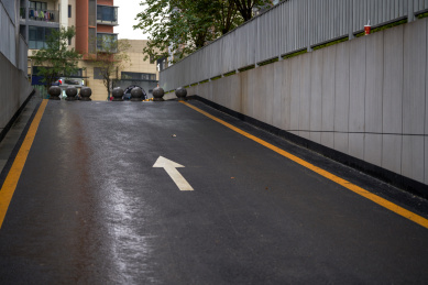 城市住宅小区的内部上坡道路