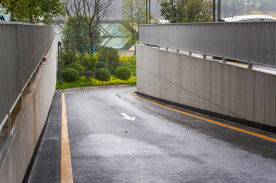 城市住宅小区的内部上坡道路