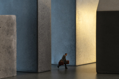 拿着行李匆忙出行的行人微缩创意