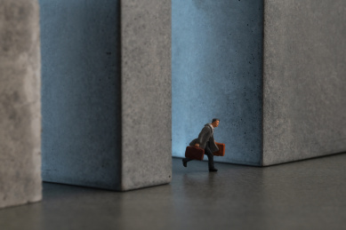 拿着行李匆忙出行的行人微缩创意