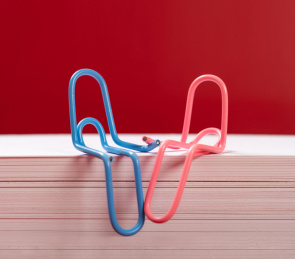 两个像手拖手情人的夹子