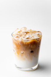 白色桌面上有一杯椰乳拿铁