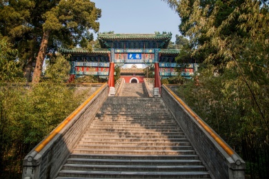 北京北海公园正觉殿下长梯与牌楼