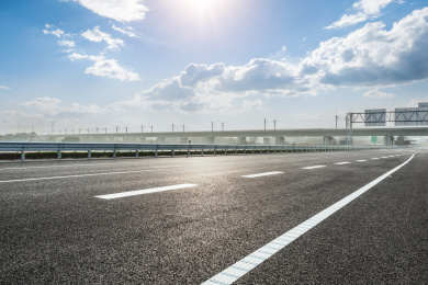 沥青公路和天空云景观