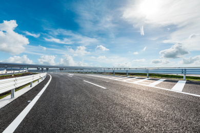 沥青公路和天空云景观