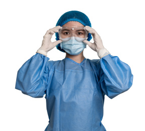 医务人员调整佩戴护目镜