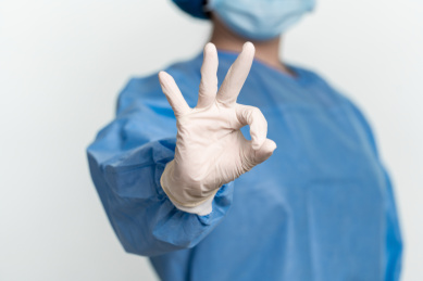 身穿隔离衣的医护人员比ok手势