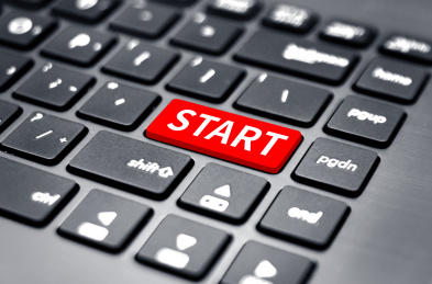 黑色键盘上写着START
