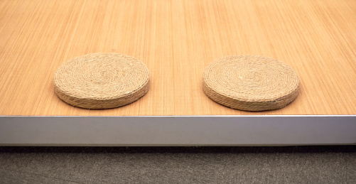 地板上的两个蒲团