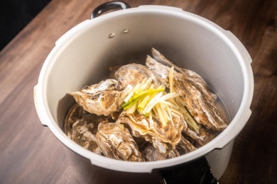 桌上有一份压锅生蚝