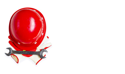 白色背景上的安全帽和扳手