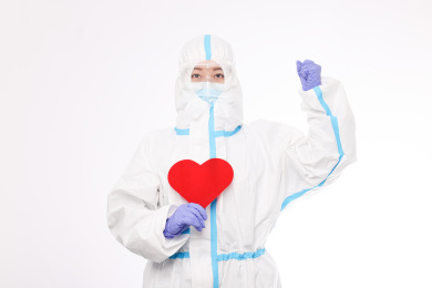 白色背景下手拿爱心穿防护服的医护工作者
