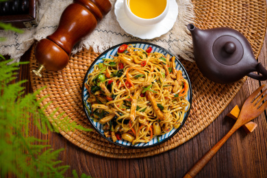 香辣美味面食鸡肉丝拌凉面