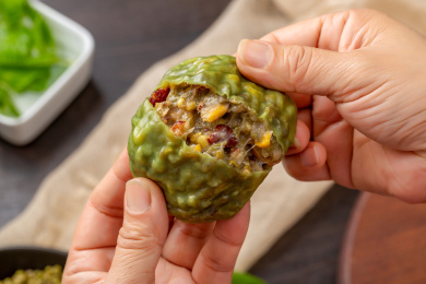 用手掰开的五谷杂粮粘豆包特写