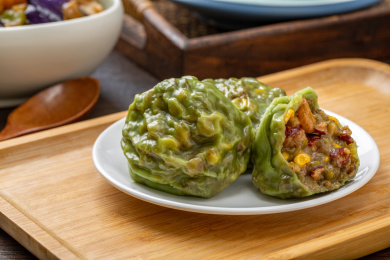 盘子里掰开的绿色五谷杂粮粘豆包